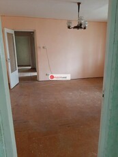 Apartament 3 camere, 2 bai, 64 mp, etaj 2, zona Cetate- Piata