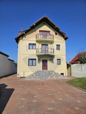 Casavila 12 camere vanzare in Sibiu, Avrig, Central