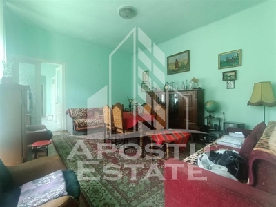 Apartament 3 camere cu centrala proprie, la parter, in zona Centrala