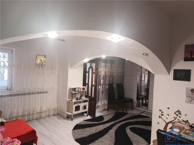 Apartament 3 camere etaj intermediar decomandat Burdujeni 3C4143