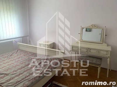 Apartament cu 3 camere, centrala proprie, etaj intermediar