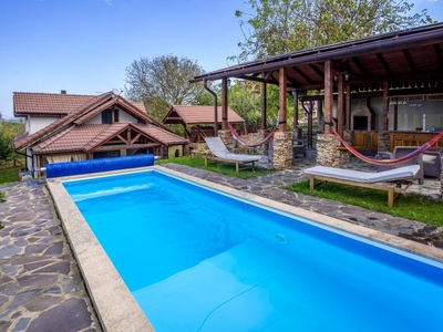 Casa / Vila cu 5 camere, piscina, sauna de vanzare