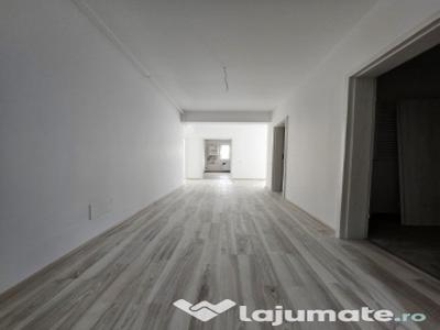 Apartament cu 3 camere | 60mp curte | Complex