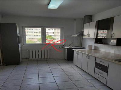 Vanzare Apartament de 4 camere pe Stefan cel Mare