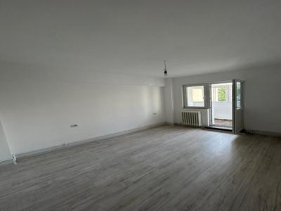 Apartament cu 3 camere decomandate- zona Nicolina