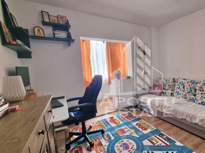 Apartament cu 2 camere, etaj 1, centrala proprie, decomandat, Lipovei