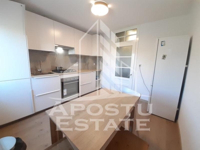 Apartament cu 4 camere, centrala proprie, etajul 3, zona Soarelui