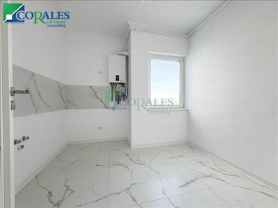 Apartament cu balcon generos. Bucatarie inchisa. Decomandat.