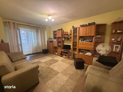 Vanzare - Apartament 3 camere, etaj 6 din 8, finisat, stare buna