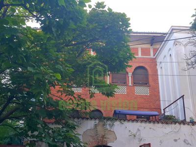 Apartament in vila cu anexe, teren si garaj in Primaverii