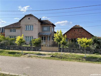 Casa de caramida cu etaj de vanzare in Recas, curte si gradina mare