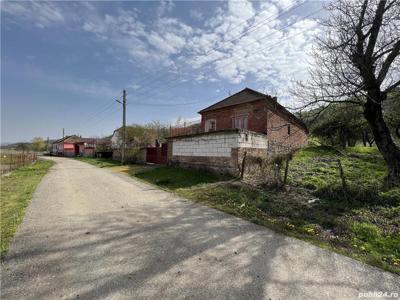 Vând Casă la țară - Sat Tisa - Judetul Hunedoara - zona ideală pentru agro turism - merită văzută