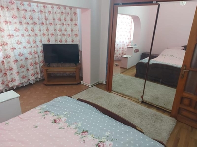 Apartament 2 camere de inchiriat, zona Stejari. Pret 300