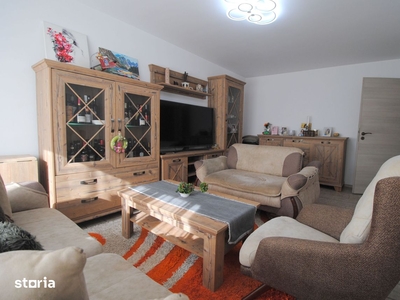 Apartament 3 camere, zona foarte buna.