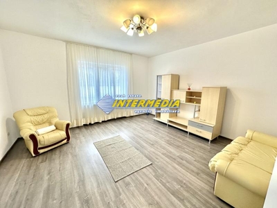 Casa de vanzare cu 3 camere in Alba Iulia, Zona Centru cu 900 mp teren, utilitati si la asfalt.