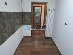 Apartament cu 4 camere în zonă centrală