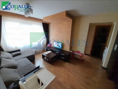 Apartament cu 3 camere. Centrala proprie. Etaj intermediar.