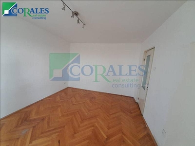 Apartament cu 3 camere. Decomandat. Centrala proprie.