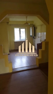 Apartament cu 4 camere de vanzare, zona Industriala