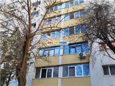 1 Decembrie, decomandat, 2 bai, recent renovat, metrou 5 min.