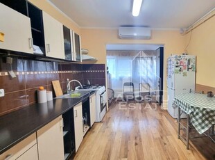 Apartament cu 3 camere, decomandat, centrala proprie, zona Lipovei