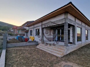 Casa individuala de P in suprafata utila de 140 mp. si teren in suprafata de 500 mp., situata in cartierul Alba-Micesti a orasului Alba Iulia.