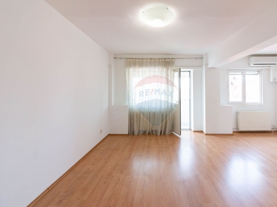 Apartament 4 camere vanzare in bloc de apartamente Bucuresti, Domenii