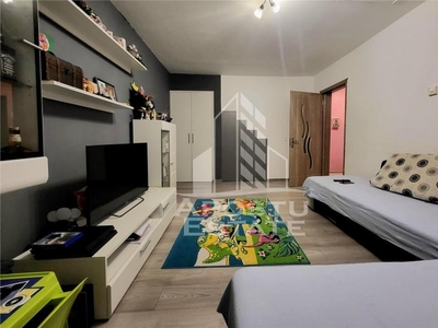 Apartament cu 3 camere, decomandat, cu scara interioara, zona Lipovei