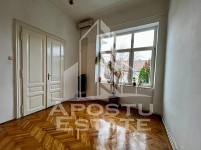 Apartament cu 4 camere la casa, zona Parneava