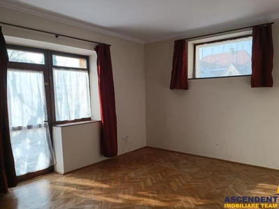 Apartament la casa, cu gradina, acces separat, recomandat birou/ sediu firma, Brasov