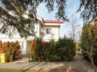 Iancu Nicolae: Vila duplex cu 6 camere si piscina, in ansamblu rezidential!