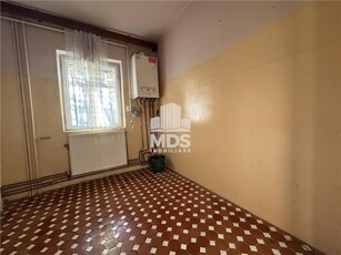 Apartament cu 2 camere decomandat cu centrala propie la etajul 3