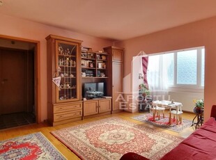 Apartament cu 3 camere, 2 bai, etaj intermediar, Calea Aradului