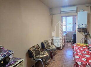 Apartament cu 3 camere, centrala proprie, etaj 3, zona Lipovei