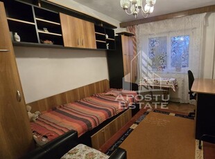 Apartament cu 3 camere, etaj 1, centrala proprie, zona Lipovei