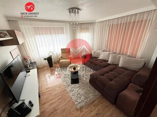 Apartament Spatios cu 4 Camere, 3 Balcoane si 2 Bai de Vanzare in Cartierul C5 100 mp, Complet Mobilat si Utilat, Ideal pentru Familii de vanzare