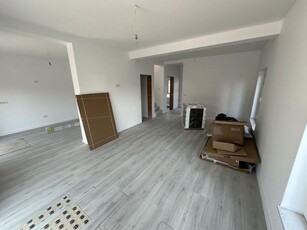 Duplex despartit prin spatiu tehnic