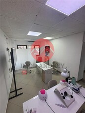 Spatiu comercial 30 mp, 2 camere, grup sanitar, ideal salon, zona Piata Noua de inchiriat