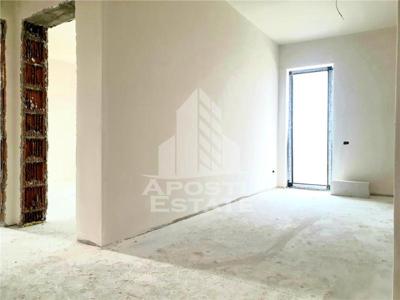 Apartament cu 1 camera, bucatarie inchisa, balcon 10 mp in zona Unitatii Militare