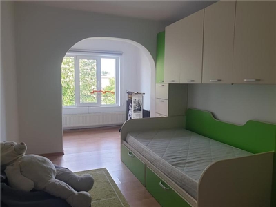 Apartament 3 camere et. 3, mobilat , str Razboieni