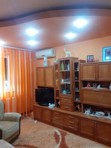 Închiriez apartament cu 2 camere