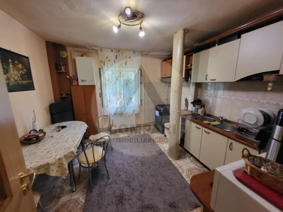 Apartament 3 camere decomandat etaj 2 Aradului Piata Verde amenajat centrala