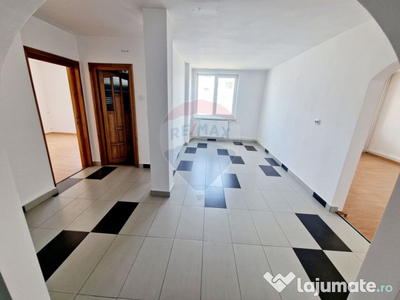 Apartament cu 4 camere de vânzare în zona Precista