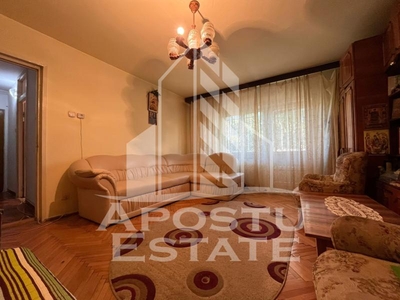 Apartament cu 4 camere, decomandat, situat la etajul 2 cu centrala