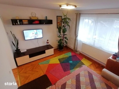 Vanzare- Apartament cu 3 camere, decomandat, etaj 3 din 4