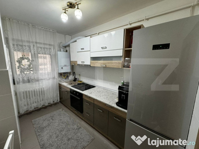 Apartament cu 3 camere, zona Cetate