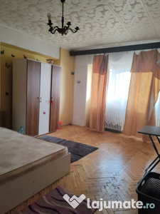 Apartament decomandat cu 3 camere, etaj 7/8, Vaslui zona Tra