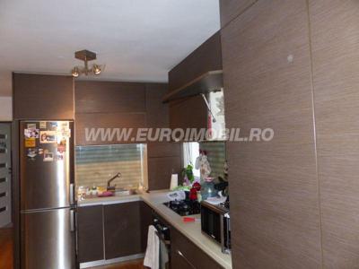 De vanzare apartament 4 camere in Targu Mures, cartier Dambul Pietros