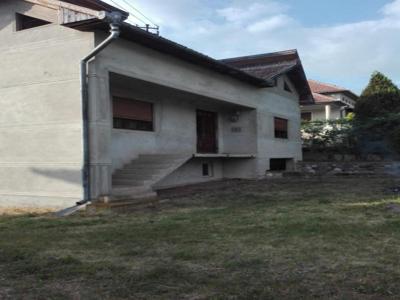 De vanzare Casa 3 camere cu posibilitatea de 5 situata la 10 Km de Alba Iulia. Pret vanzare 50000 Euro
