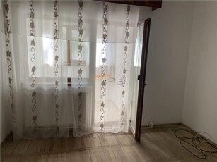 Apartament 3 camere , zona Gara, etaj 2/4 , decomandat , centrala termica , liber